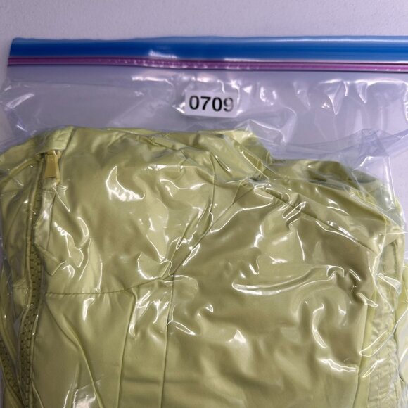 Old Navy Citrine Yellow Puffer Vest M Recycled Lightweight Warm Quilted Outdoor - Picture 9 of 9